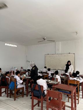 Anak-anak Sekolah Sedang Menikmati Makan Bergizi Gratsi Foto Kowantaranews.com